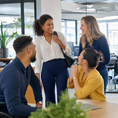 Nieuwe student wordt lachend verwelkomd door het team